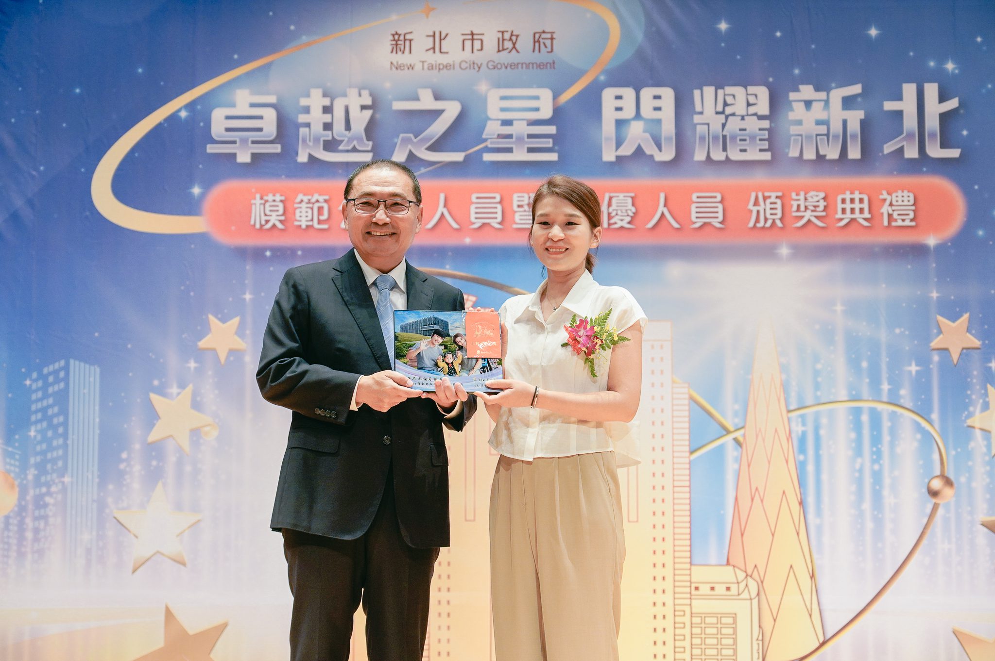 借助科技守護脆家 解佩芳獲新北模範公務員表揚 推動輔具Easy Go 八里愛心徐麒晏獲績優人員肯定