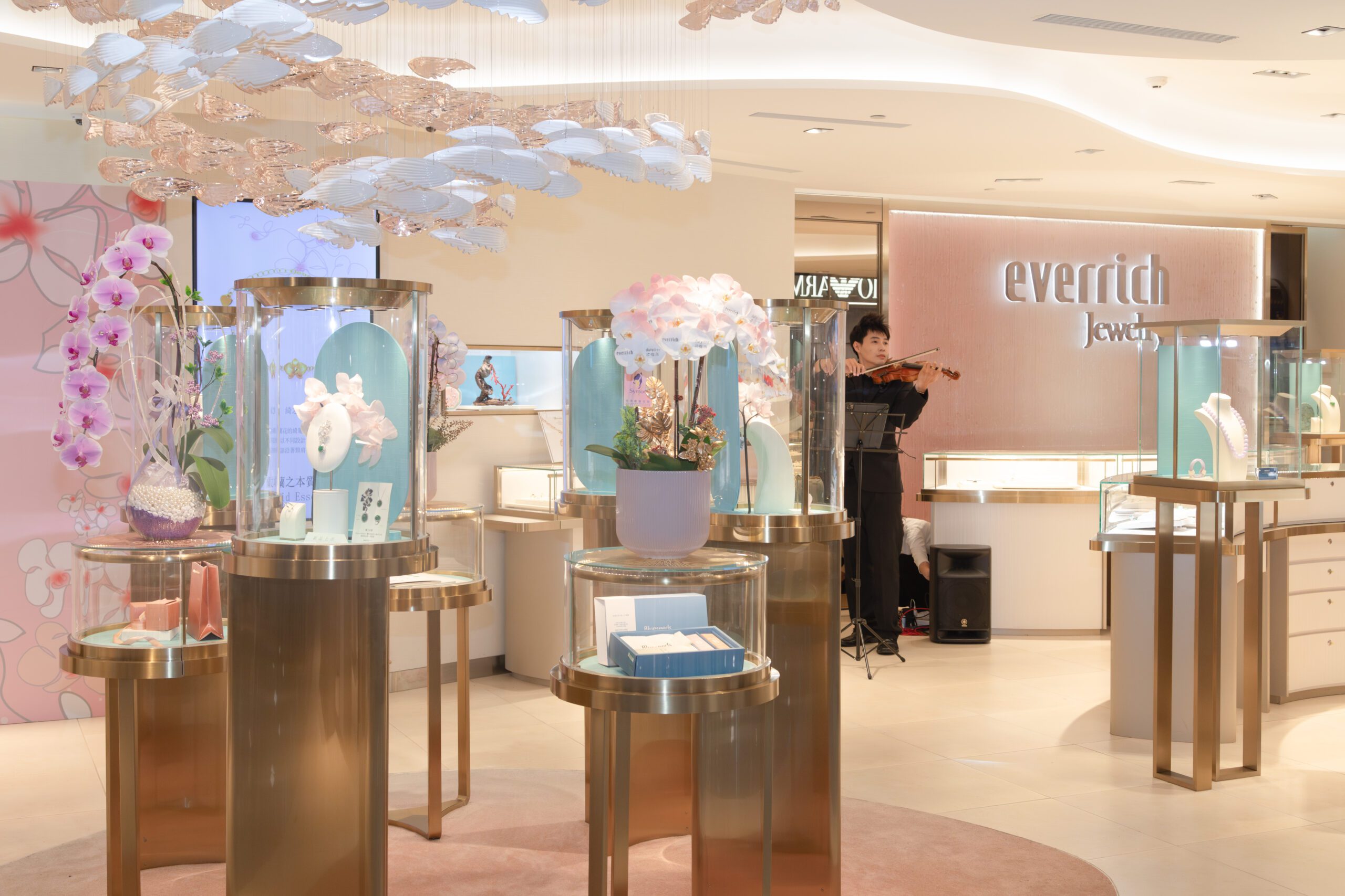 31 款蘭花珠寶華麗登場　昇恆昌全新系列展創作力與工藝巔峰