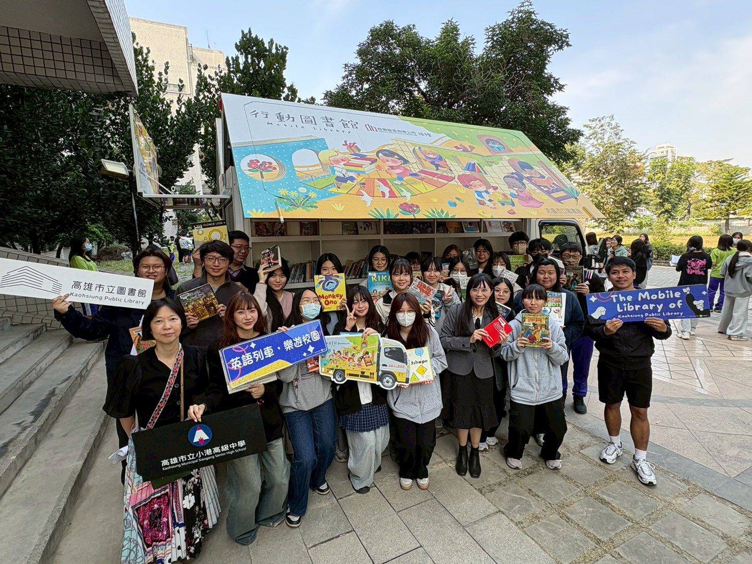 英語書車進駐校園 小港高中與高市圖攜手打造跨域閱讀體驗 - 睿傳媒 Rightmedia