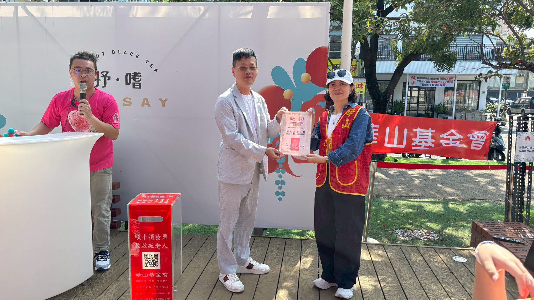 華山拐杖節鳳凌廣場登場　111位學生快閃拐杖舞傳愛助老